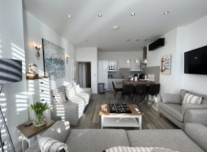 01 Shoreline Apartment